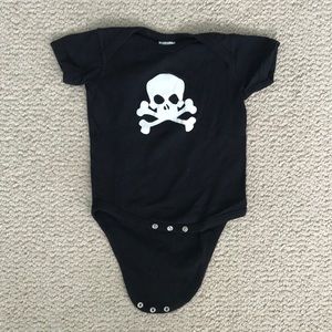 Rabbit Skins Onesie Snap Skull and Crossbones 12m